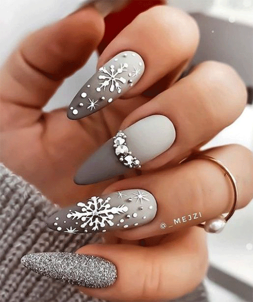 Unique-Snowflake-Nail-Art-Designs-For-The-Winter-Season-7