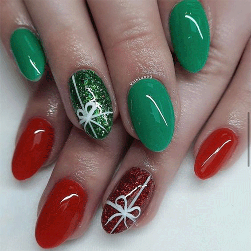 Simple-Christmas-Nail-Art-2023-For-A-Festive-Look-4